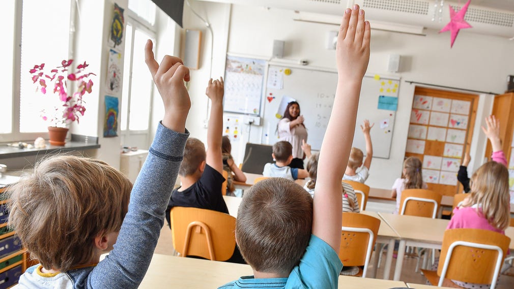 Trots att Skolinspektionen i en rapport drar slutsatsen att barn som går i särskilda undervisningsgrupper får betyg i fler ämnen, får högre betyg och ökad närvaro så används inte detta mer i Sverige, skriver Jan Björklund (L).