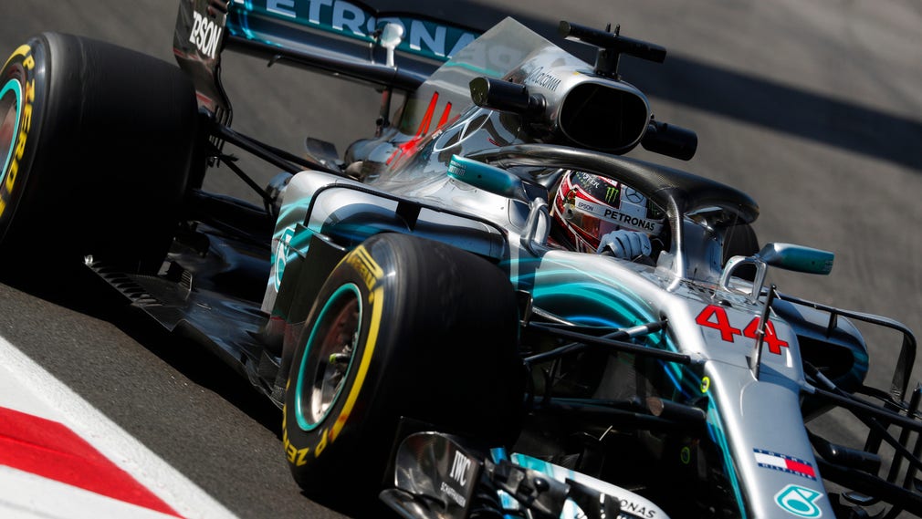 Lewis Hamilton hade den snabbaste tiden på den andra träningsdagen inför helgens F1-lopp i Barcelona.