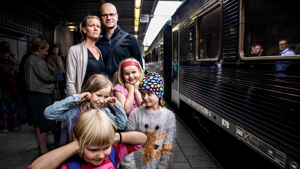 Kristina Pettersson och Viktor Flygare med barnen Selma 5 år (längst fram) och Hedvig 8 år (längst bak med hårband). Barnens kompisar Elsa Algell 7 och Edith Erixon 7 är också med på bilden.