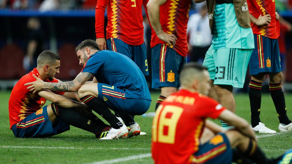 Besvikna spanska spelare efter strafförlusten mot Ryssland.