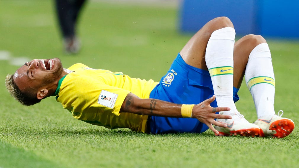Neymar grimaserar mot Serbien.