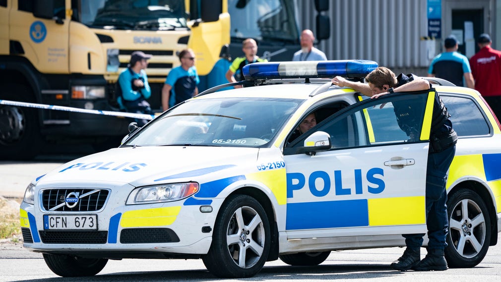 Polis och avspärrningar utanför postterminalen i Malmö.