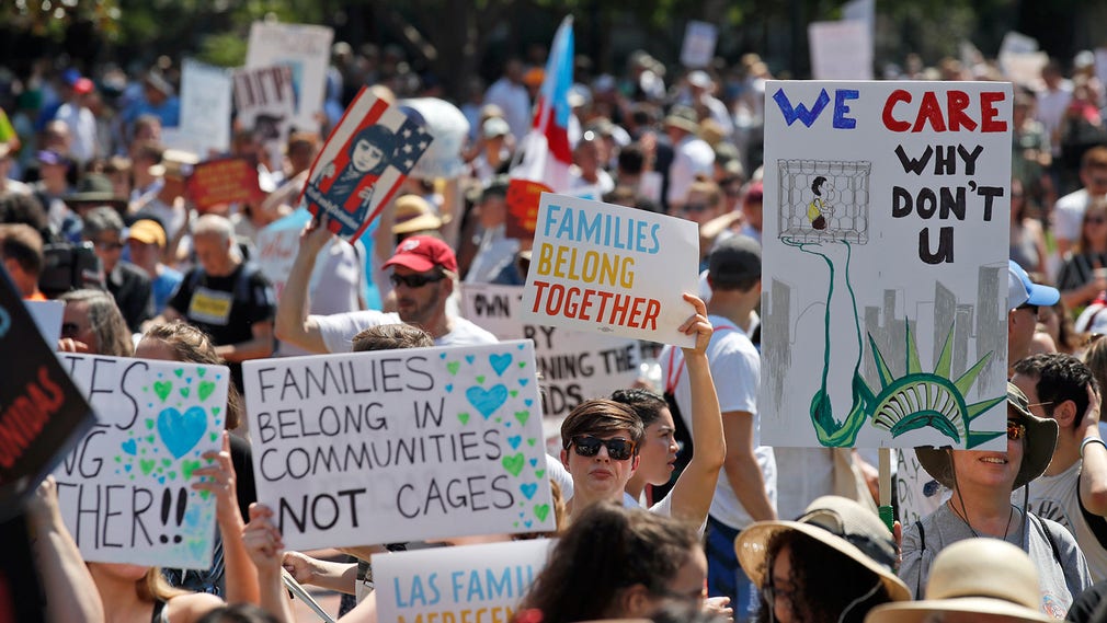 Aktivister protesterar mot splittringen av immigrantfamiljer utanför Vita huset i juni. På tisdagen löpte tidsfristen ut för att återförena 63 barn under fem år med sina föräldrar.
