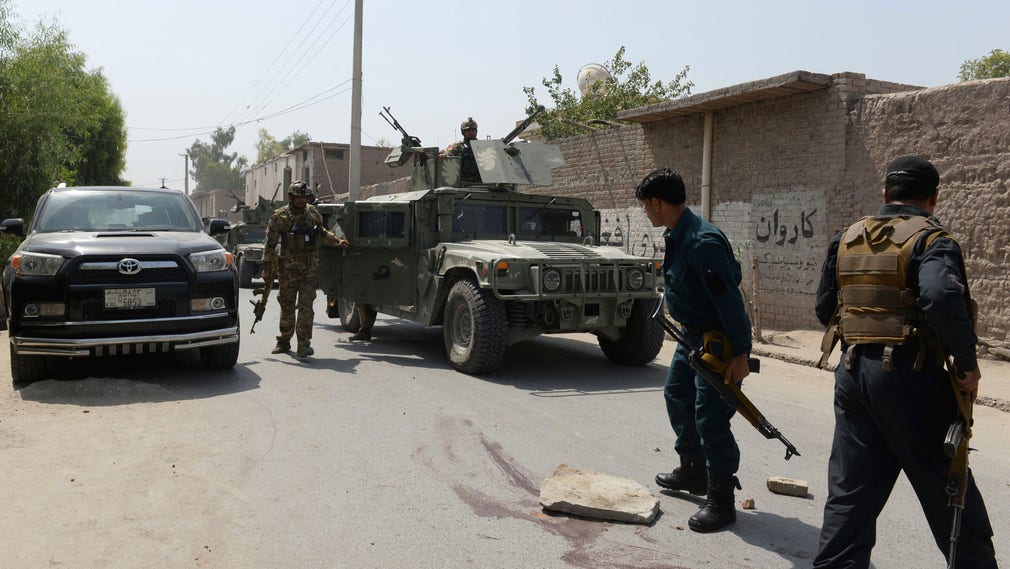 Afghanska säkerhetsstyrkor på attentatsplatsen i Jalalabad.