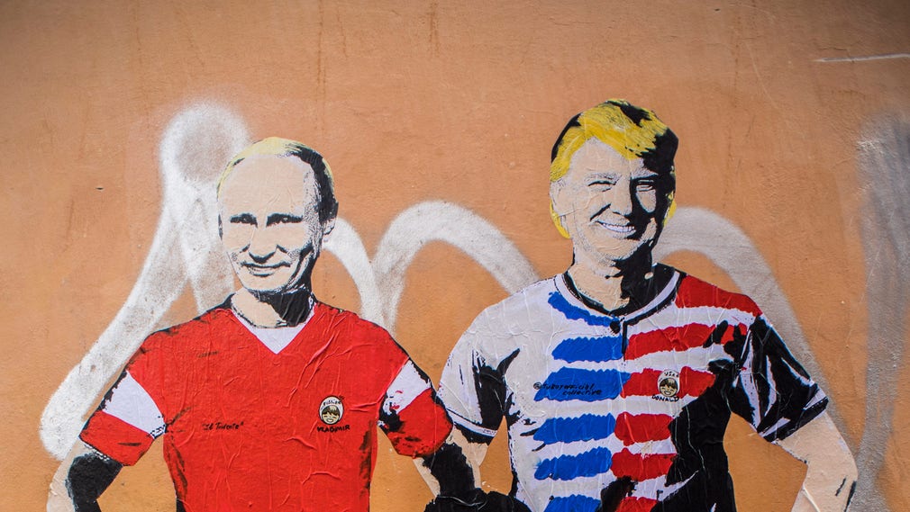 Muralmålning i Rom av konstnären TV Boy, föreställande Vladimir Putin och Donald Trump. På ursprungsbilden är även juristen Giuseppe Conte med.