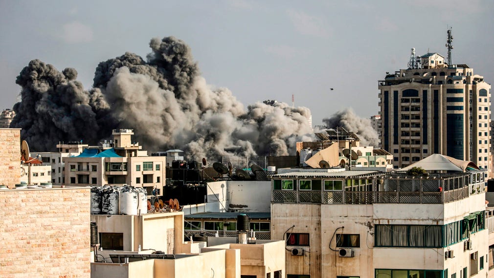Rök över Gaza efter luftangrepp på lördagen.
