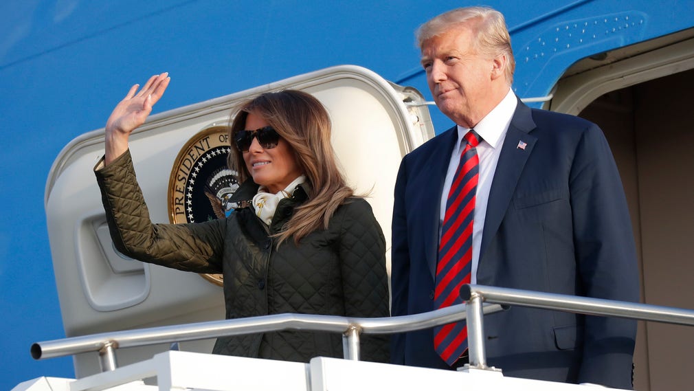 Donald Trump och hustrun Melania anländer till Glasgow på fredagen.