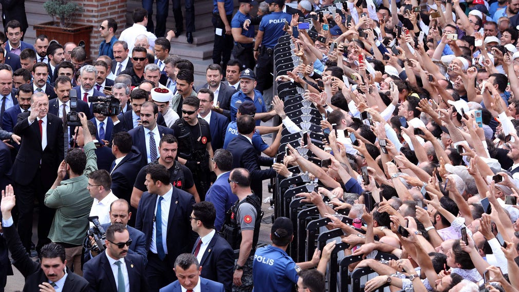 Erdogan hyllas av anhängare efter fredagsbönen.