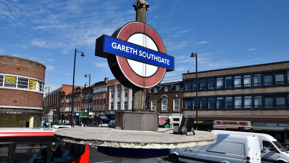 Tunnelbanestationen ”Gareth Southgate” i norra London.