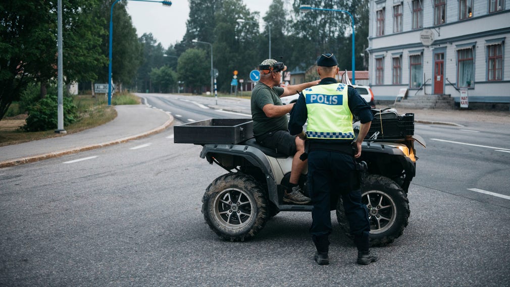Räddningstjänsten gav på onsdagskvällen alla boende i Kårböle fram till 08.00 på torsdagen på sig att lämna sin by.