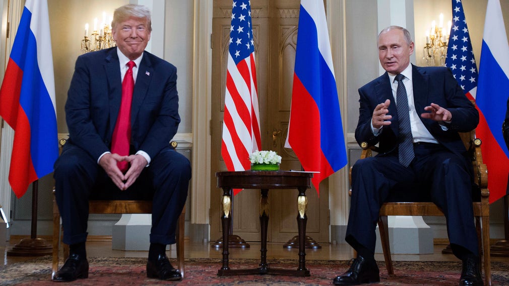 Donald Trump och Vladimir Putin på tu man hand i Helsingfors i måndags.