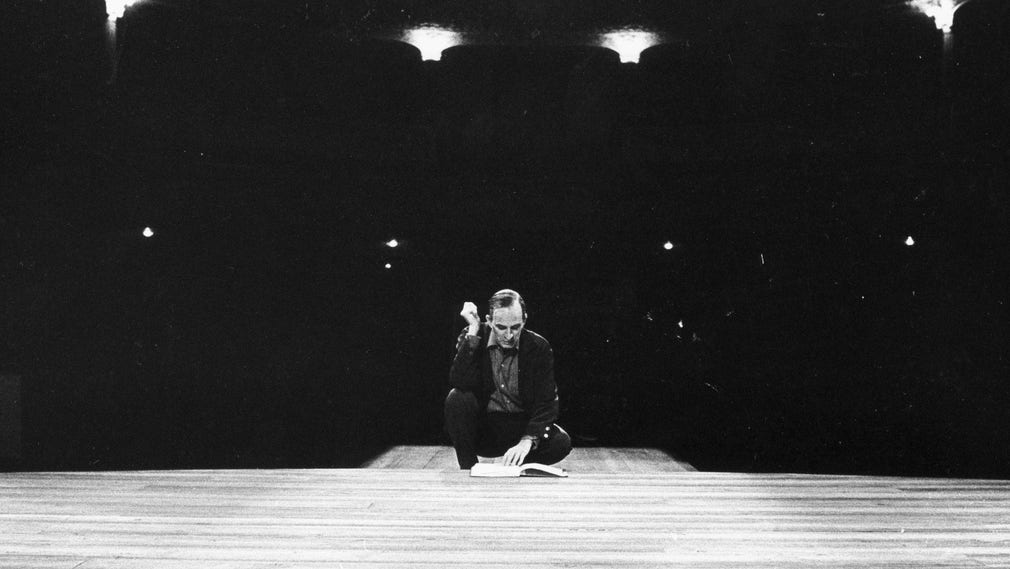 Ingmar Bergman regisserar "Woyzeck" på Dramaten 1969.