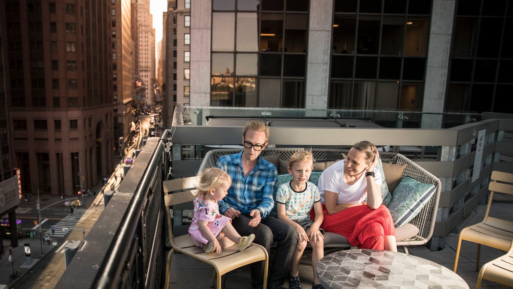 Familjen Axelsson på kollektivboendet WeLives terass med utsikt över Wall Street.