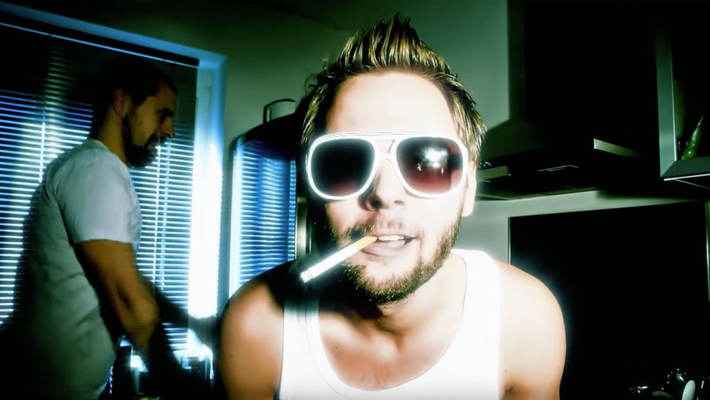 Mr Cool i musikvideon till ”Tjejer é som tjejer é”.