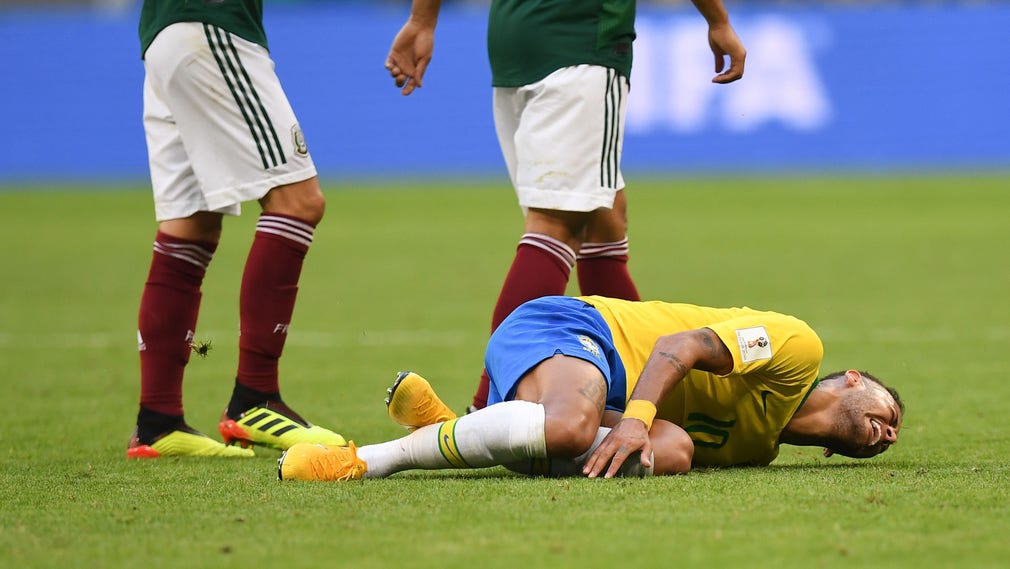 Neymar får stor kritik efter överdriven situation.