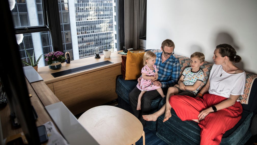 Familjen Axelsson trivs med sin komprimerade livsstil i kollektivboendet WeLive.