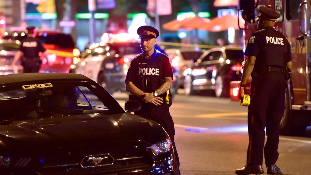 Kanadensisk polis vid platsen för skjutningen.