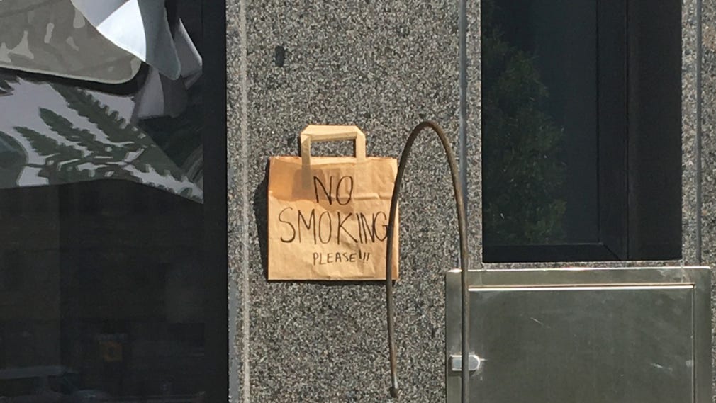 På Hawaii Poke på Brunkebergstorg har platschefen satt upp en skylt för att rädda sina kunder från rökning.