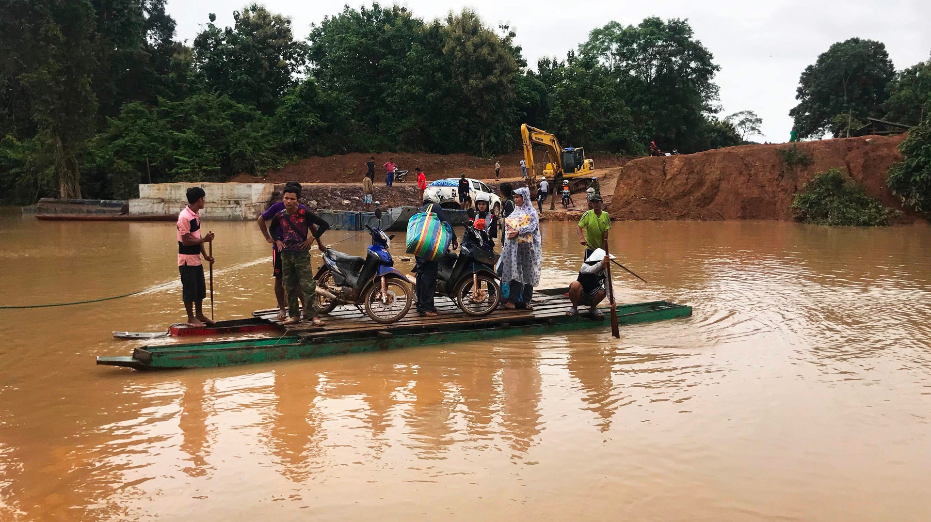 Flera byar har översvämmats när dammen i Attapeu-provinsen i sydöstra delen av Laos kollapsade.