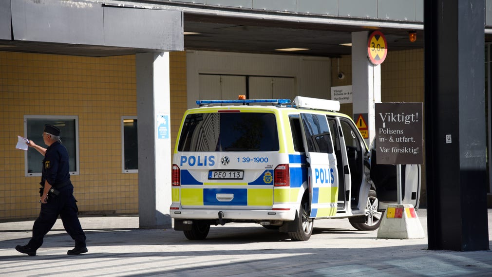 En polisbuss utanför Täby polisstation. Bilden är från morgonen när mannen sköts utanför polisstationen.