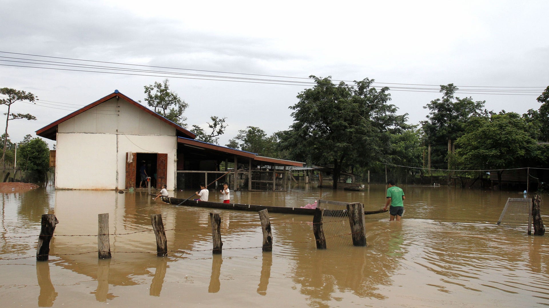 Många hus har översvämmats, som här i Sanamxai i Attapeu-provinsen. Enligt Reuters har 2.851 personer evakuerats från det drabbade området och omkring 3.000 människor är fortfarande i behov av hjälp.