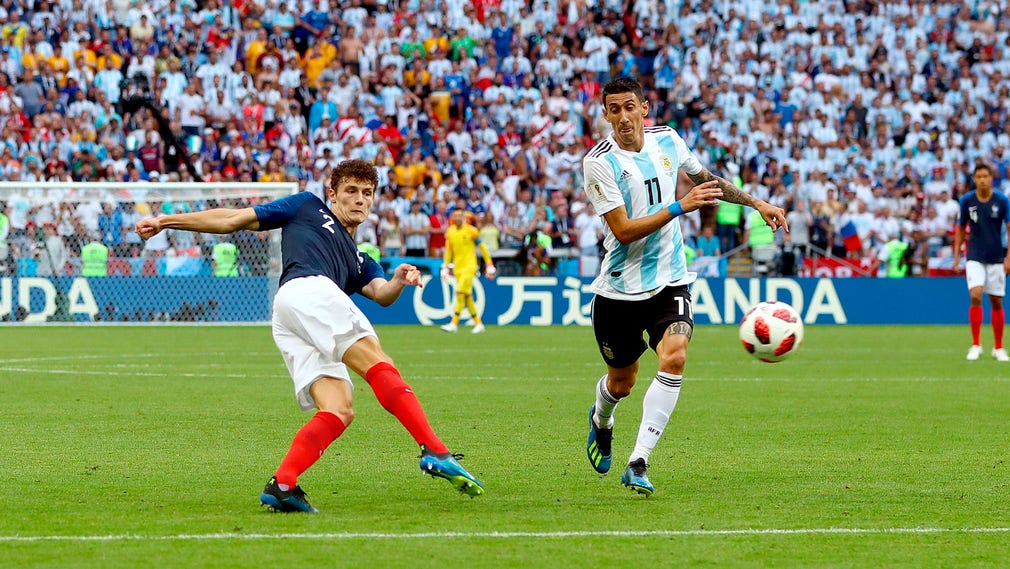 Benjamin Pavard klipper till i matchen mot Argentina.