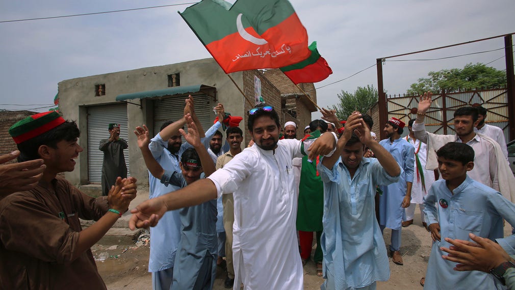 Imran Khan-anhängare i Peshawar firar valresultatet.