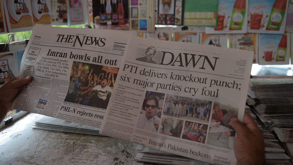 Tidningar i Pakistan på torsdagsmorgonen.