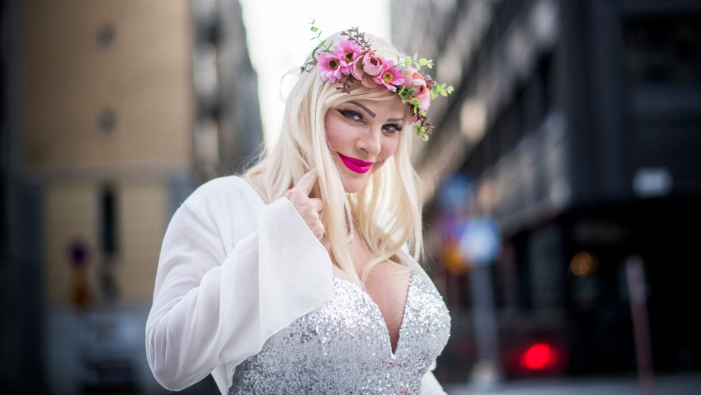 Ilona Staller, även känd som Cicciolina, är på besök i Stockholm under Prideveckan.