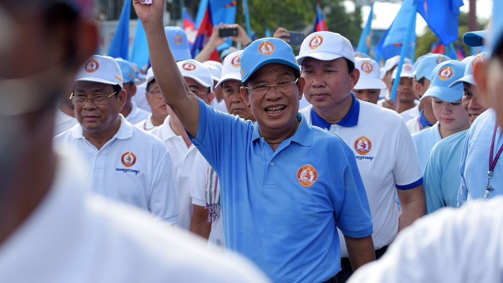 Hun Sen, i mitten, har varit Kambodjas premiärminister sedan 1985. Oppositionen med symbolen ”rent finger” har krossats.