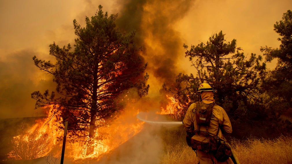 En brandman kämpar mot branden i Kalifornien.