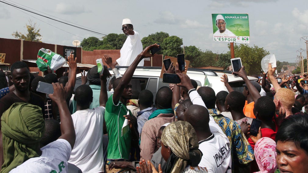 Utmanaren i presidentvalet i Mali, Soumaila Cissé, håller valmöte i staden Yanfolila tidigare i juli. Cissé har slagit larm om fusk inför söndagens presidentval.