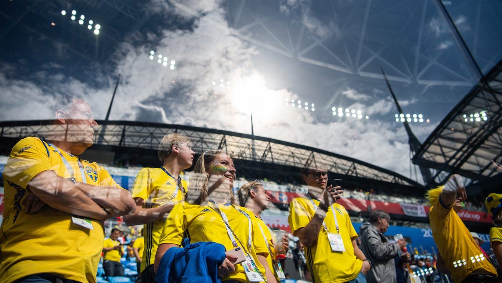 Svenska fans på läktaren innan tisdagens åttondelsfinal mellan Sverige och Schweiz.