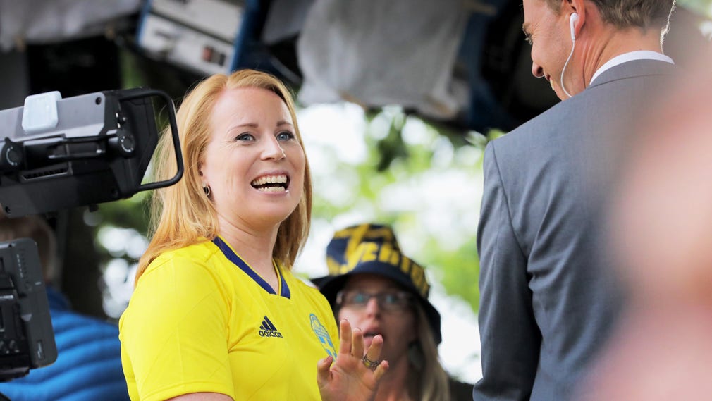En glad Annie Lööf i Visby efter matchen mellan Sverige och Schweiz.