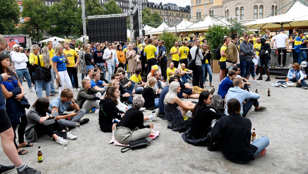Folk börjar samlas vid Norra Bantorget i Stockholm för att se matchen på storbilds-TV.