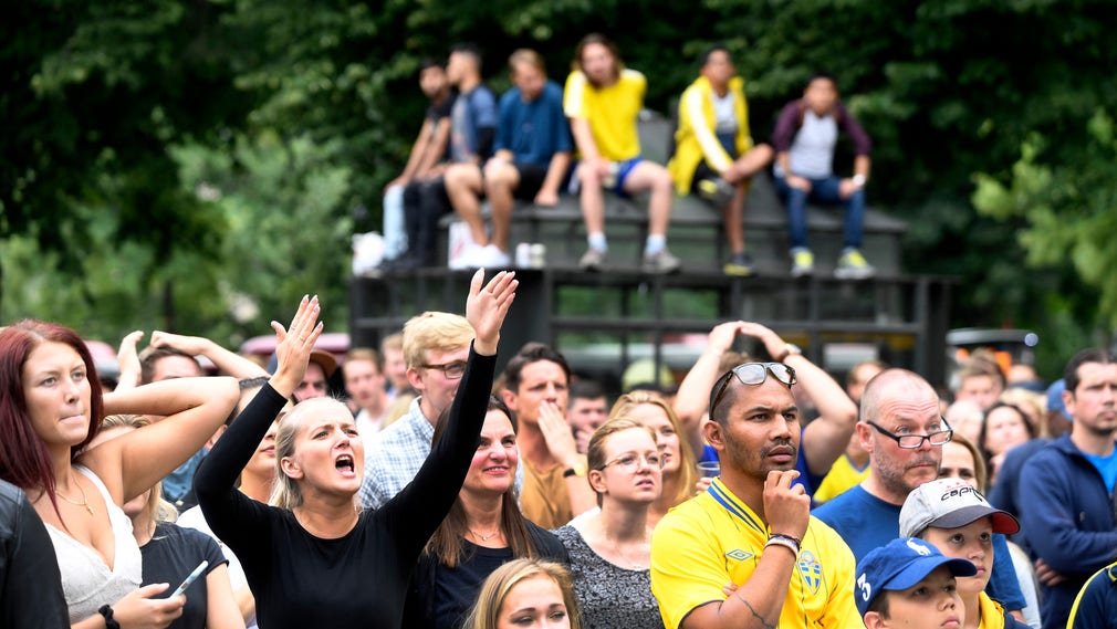 Folk följer matchen på storbilds-TV vid Norra Bantorget i Stockholm.