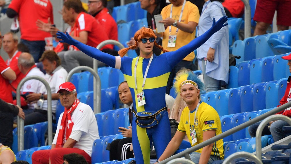 Svenska fans på läktaren innan tisdagens åttondelsfinal mellan Sverige och Schweiz.