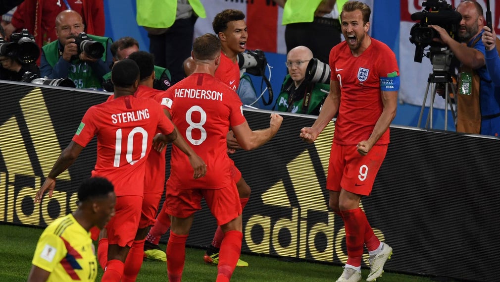 Harry Kane och England firar 1–0-målet i matchen.