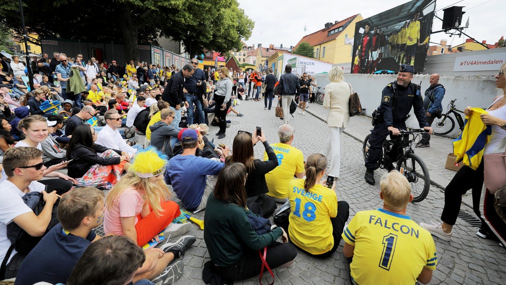 Fotbollsfans i Visby följer matchen mellan Sverige och Schweiz på storbilds-TV.