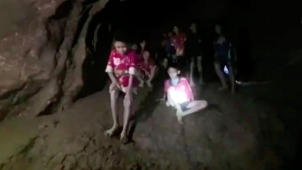 Bild från video som filmats nere hos de instängda pojkarna och deras ledare.