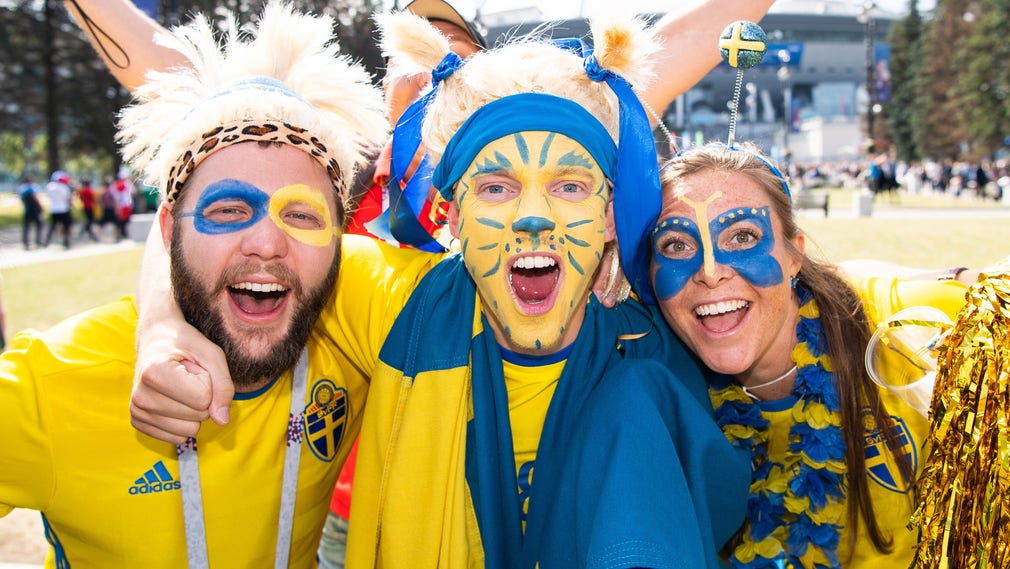 Svenska fans utenför arenan tisdagens åttondelsfinal mellan Sverige och Schweiz.