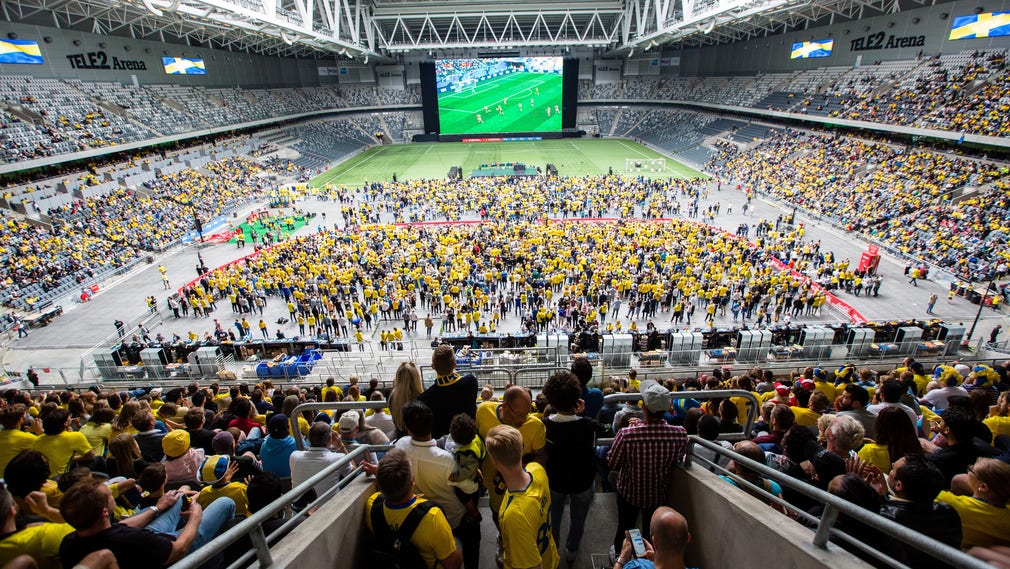Fans på Tele2 Arena ser på storbildsskärm under åttondelsfinalen i fotbolls-VM mellan Sverige och Schweiz.