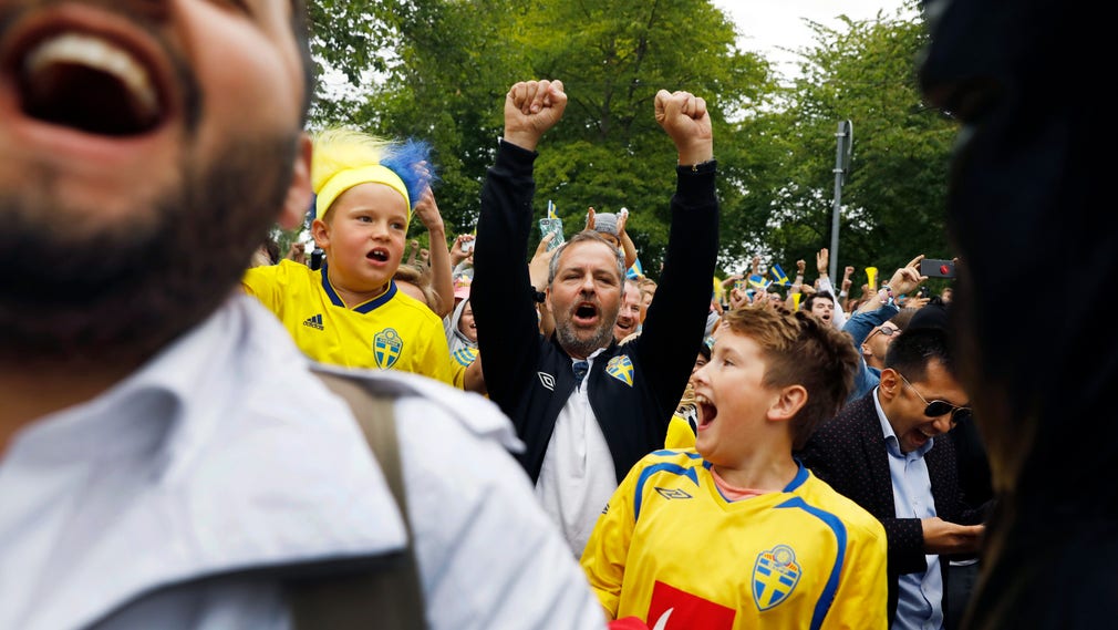 Glada människor i Visby efter matchen mellan Sverige och Schweiz.