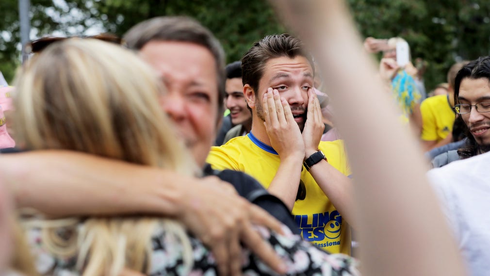 Glada människor i Visby efter matchen mellan Sverige och Schweiz.