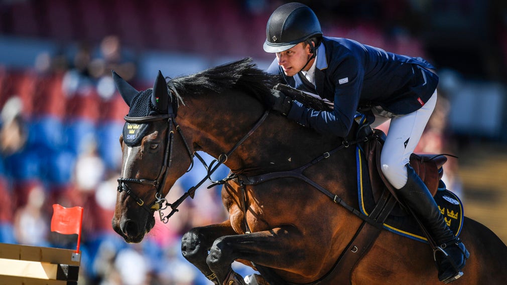 För ett år sedantog Douglas Lindelöw och hästen Zacramento EM-silver i lag. På måndagen kom det överraskande beskedet att ekipaget inte är aktuella för VM.