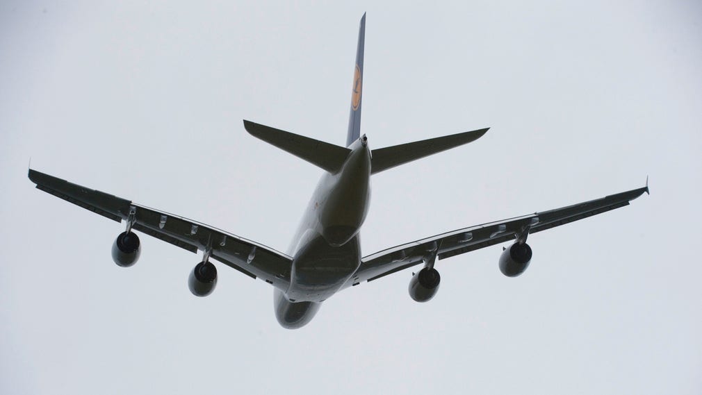 Tyska flygbolaget Lufthansa aktie lyfter med nästan 6 procent.
