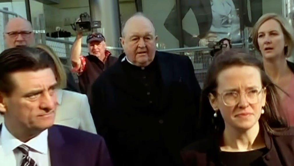 Stillbild från tv-sändning när ärkebiskop Wilson infann sig i rätten i maj 2018.