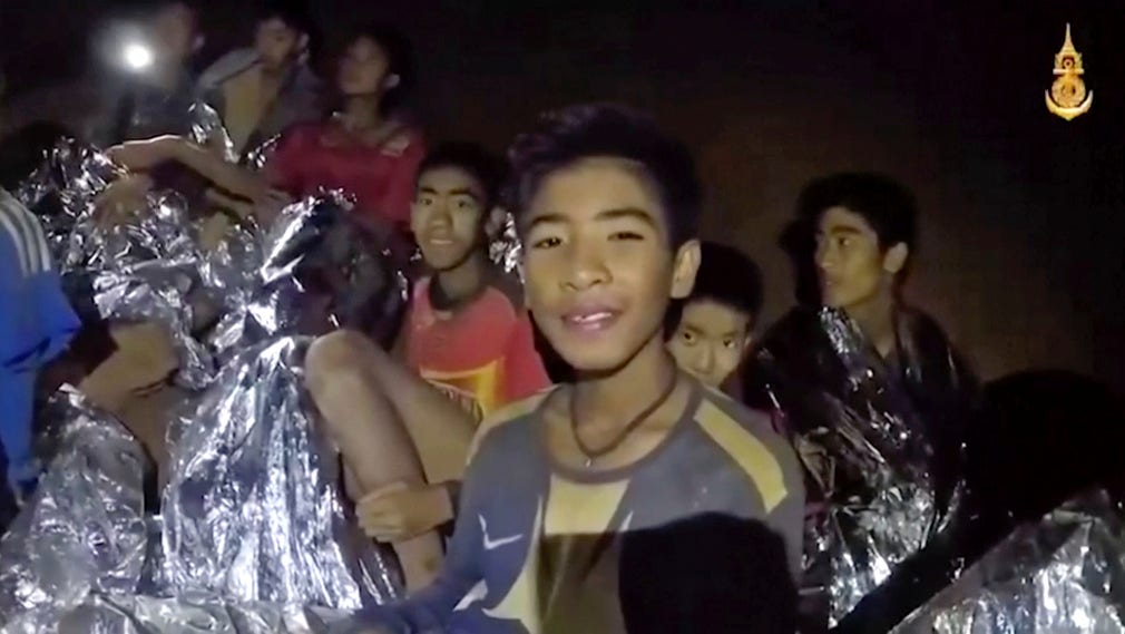 I onsdags släpptes en ny video med fotbollspojkarna inifrån grottan där de verkar vars vid gott mod efter omständigheterna.