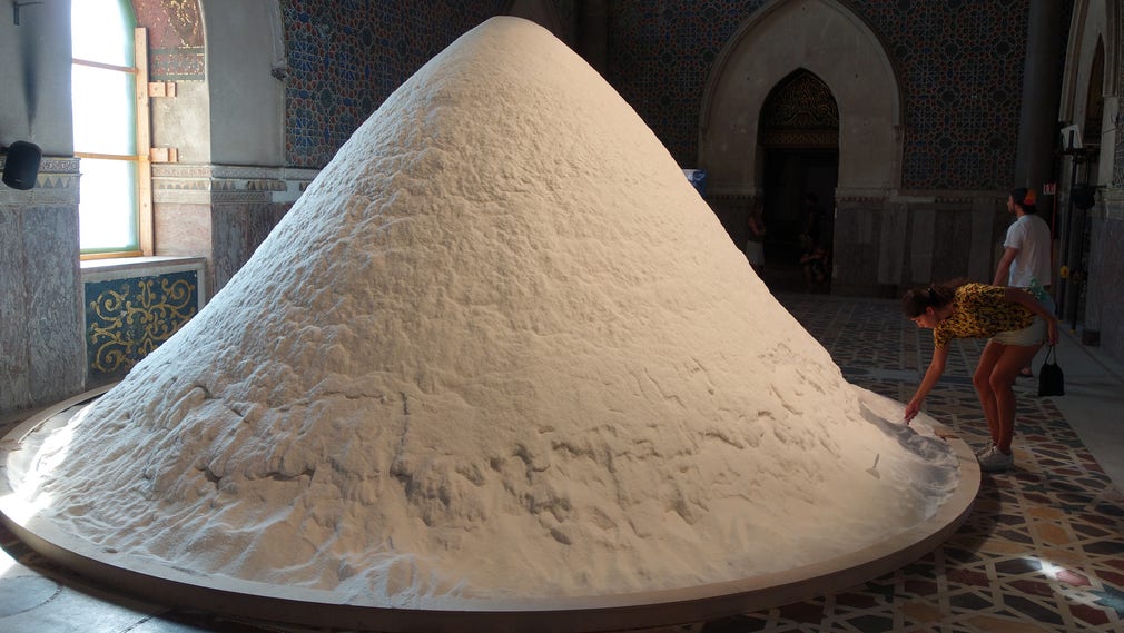 Ett jättelikt berg av salt i Palazzo Forcella De Seta. Installationen illustrerar en karibisk legend att om de afrikanska slavarna inte åt salt skulle de bli så lätta att de kunde flyga tillbaka till Afrika. En legend som skulle ge en smula hopp.