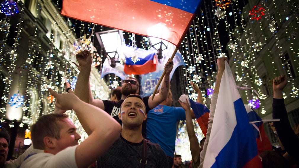 Ryska fans firar segern mot Egypten.